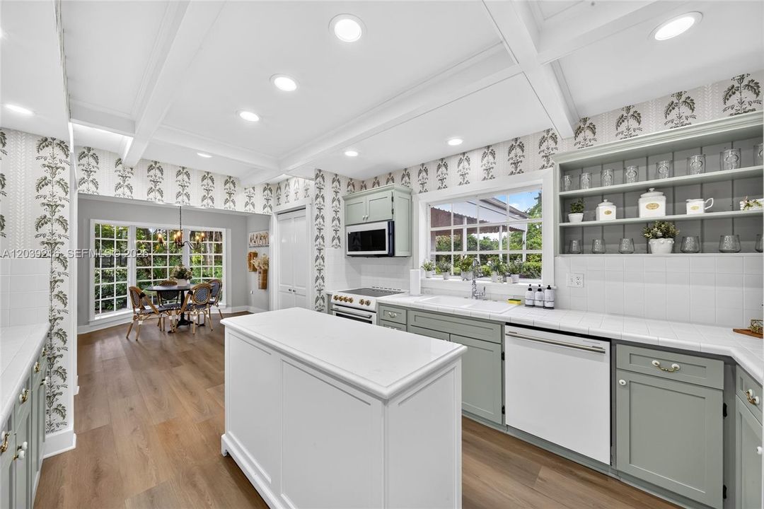 For Sale: $2,100,000 (3 beds, 2 baths, 3674 Square Feet)