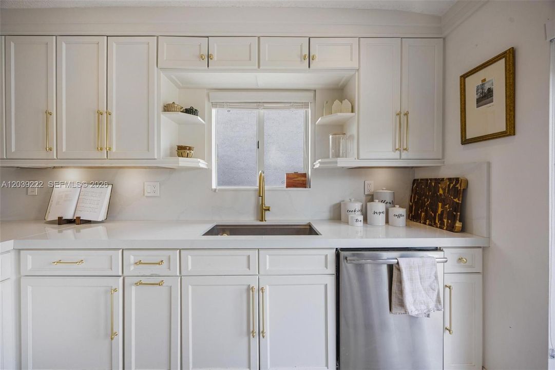 For Sale: $585,000 (3 beds, 2 baths, 1369 Square Feet)