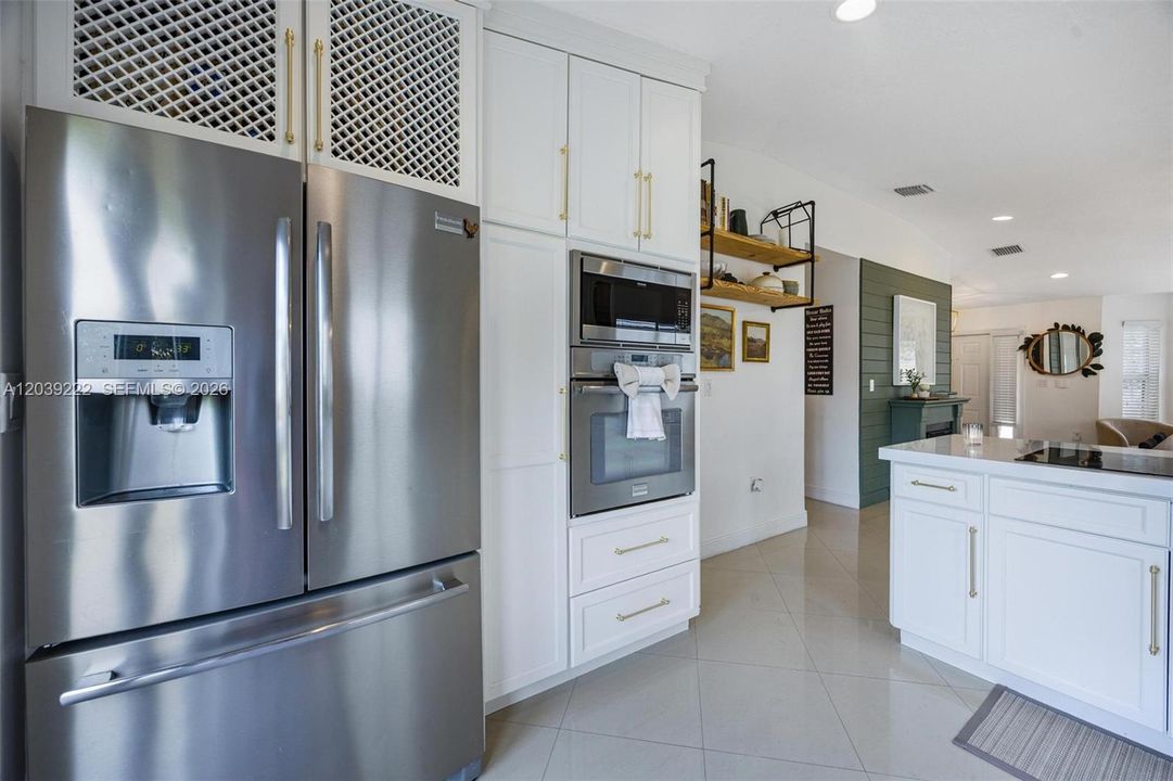 For Sale: $585,000 (3 beds, 2 baths, 1369 Square Feet)