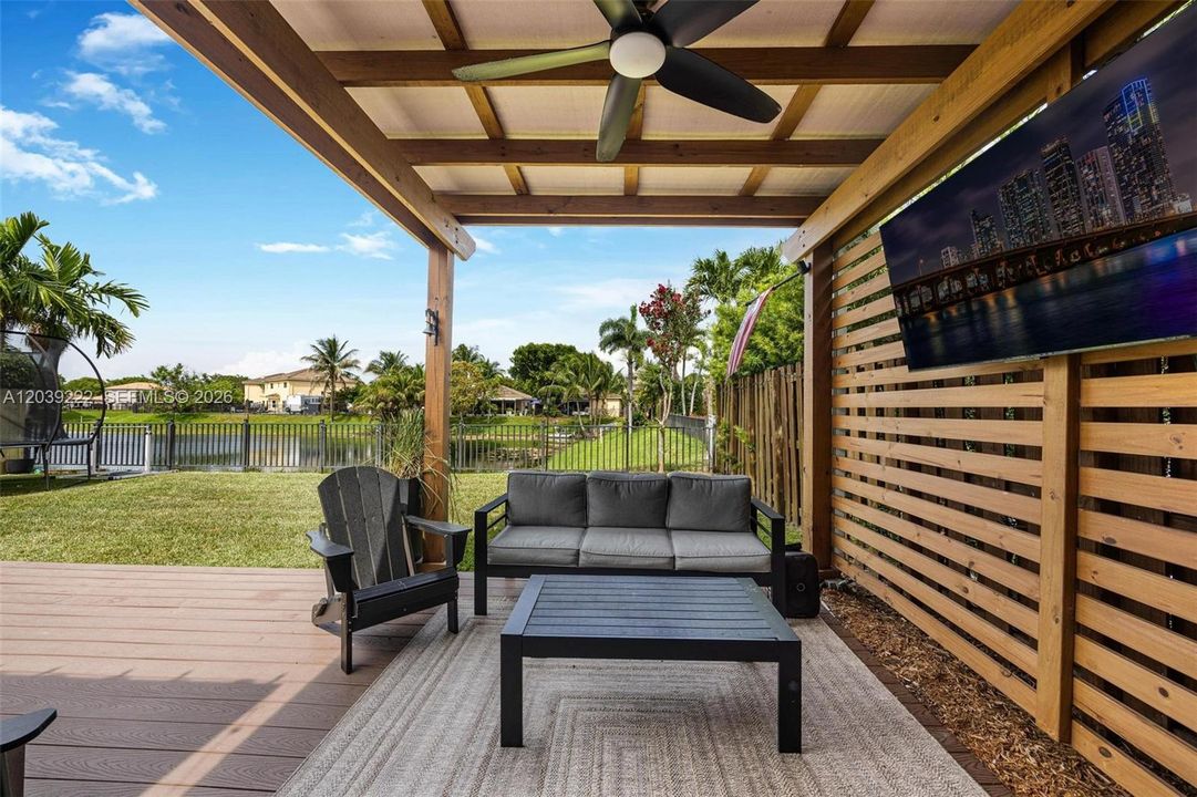 For Sale: $585,000 (3 beds, 2 baths, 1369 Square Feet)