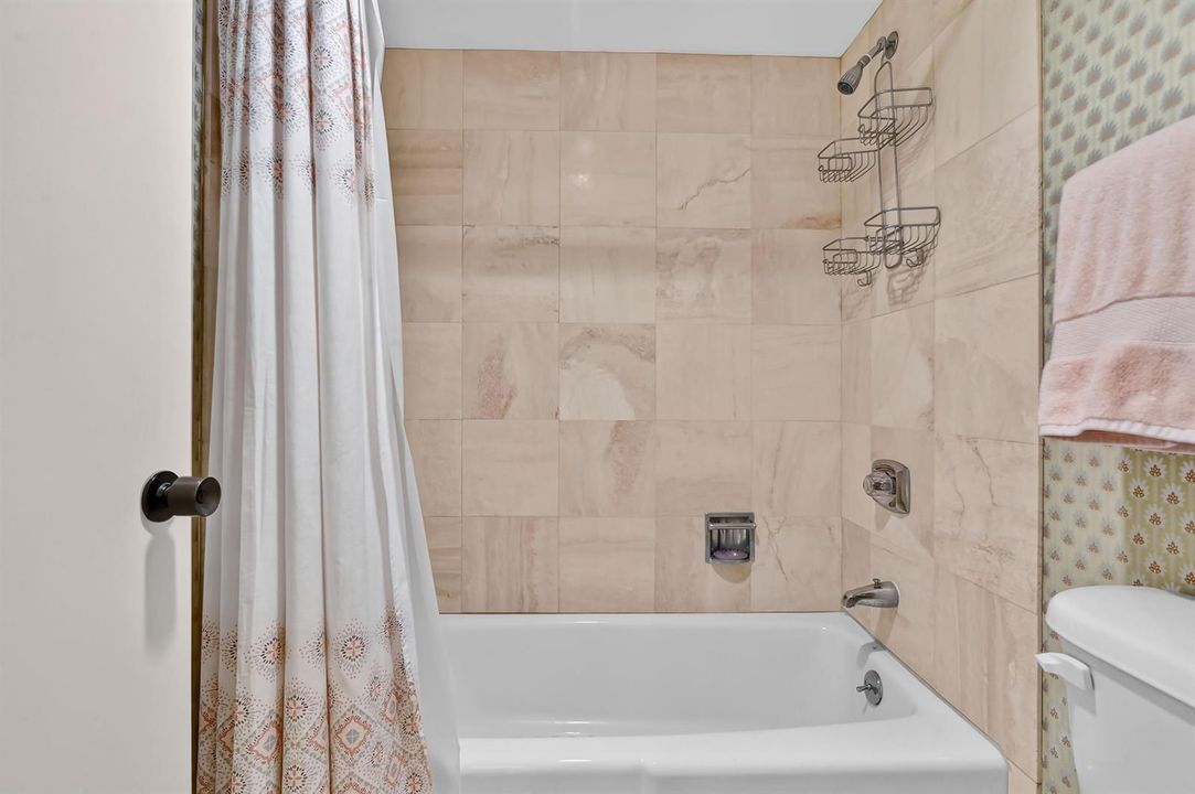 28 Bathroom 04