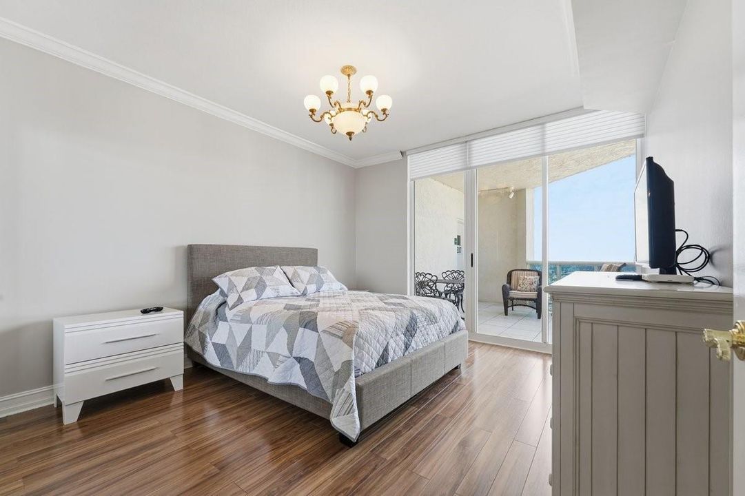 Guest room w/ balcony