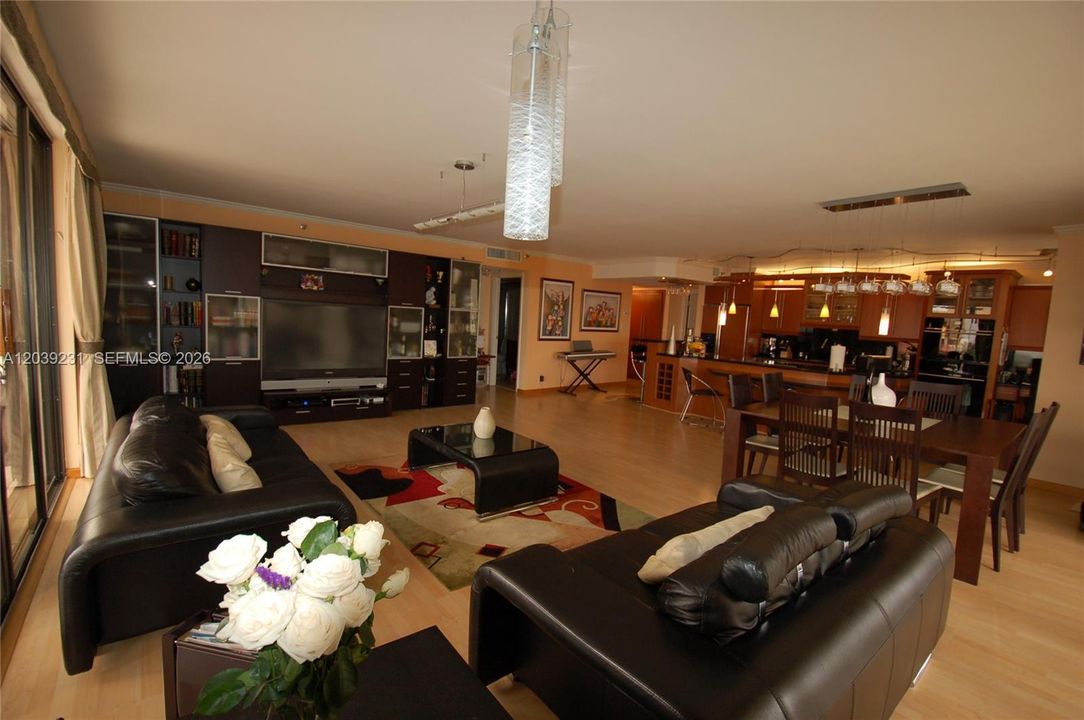 For Sale: $990,000 (2 beds, 2 baths, 1683 Square Feet)