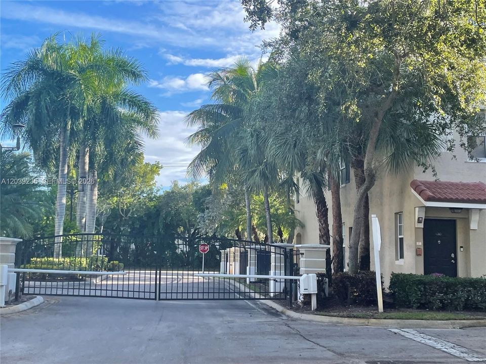 For Rent: $1,850 (1 beds, 1 baths, 885 Square Feet)