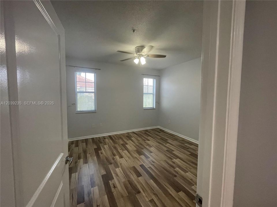 For Rent: $1,850 (1 beds, 1 baths, 885 Square Feet)