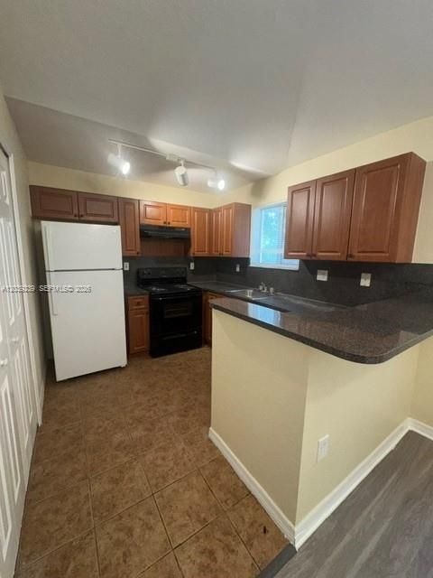 На продажу: $209,900 (3 спален, 2 ванн, 1024 Квадратных фут)