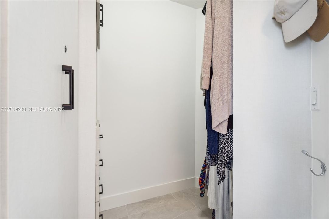 For Sale: $864,000 (1 beds, 1 baths, 1000 Square Feet)
