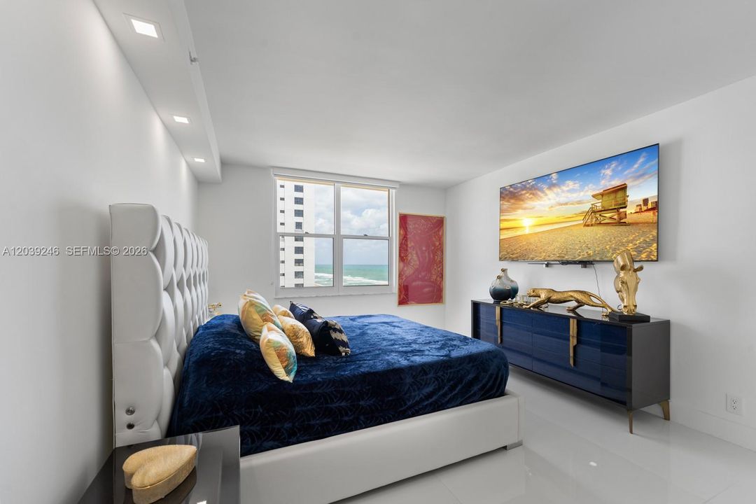 For Sale: $649,000 (1 beds, 1 baths, 745 Square Feet)