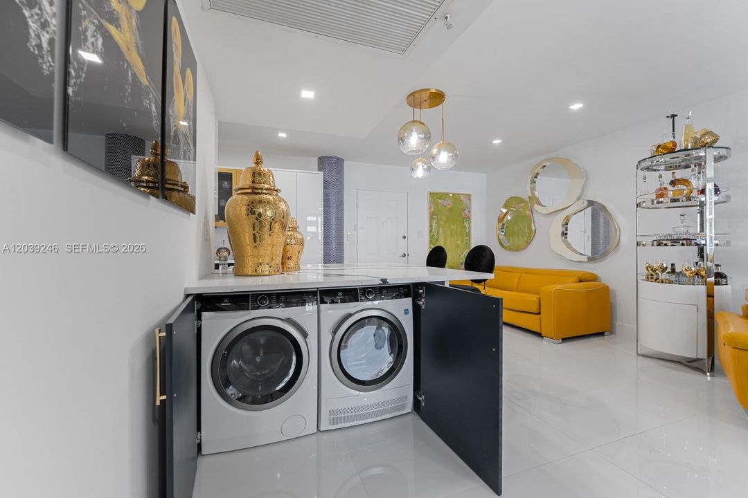For Sale: $649,000 (1 beds, 1 baths, 745 Square Feet)