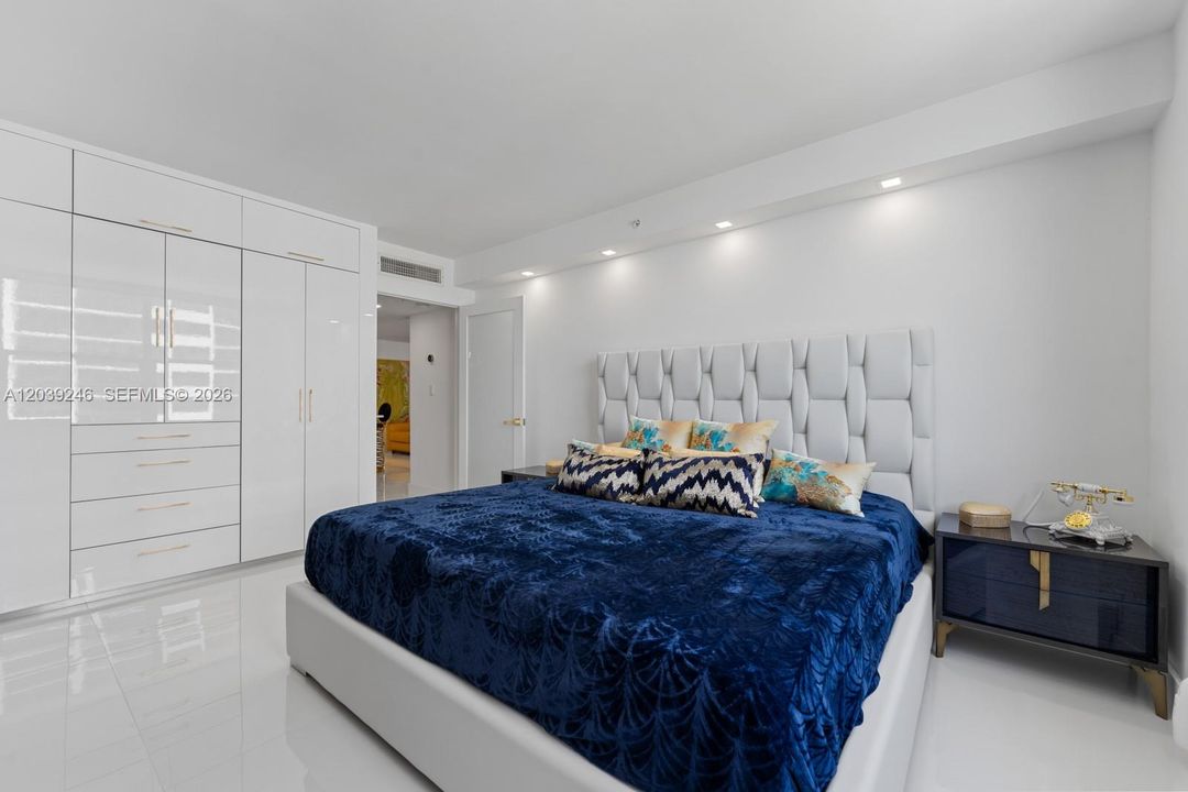 For Sale: $649,000 (1 beds, 1 baths, 745 Square Feet)