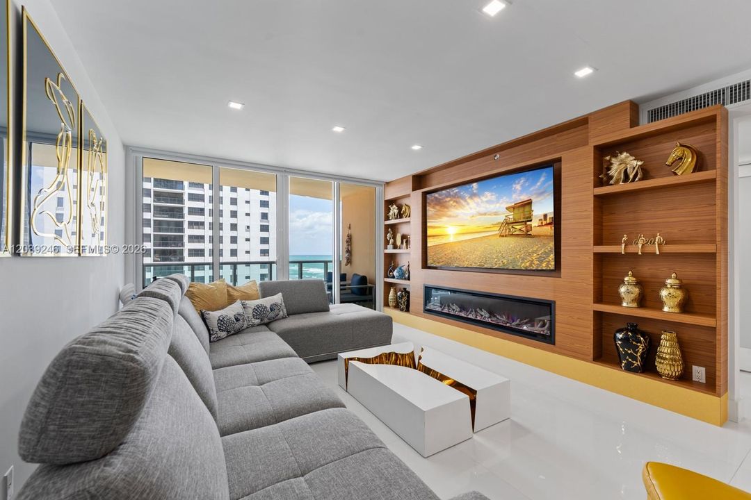 For Sale: $649,000 (1 beds, 1 baths, 745 Square Feet)