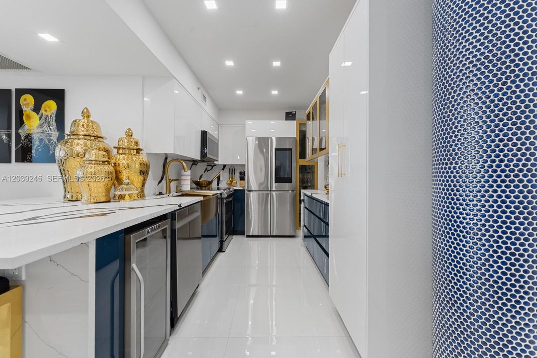 For Sale: $649,000 (1 beds, 1 baths, 745 Square Feet)