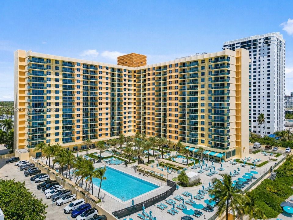 For Sale: $649,000 (1 beds, 1 baths, 745 Square Feet)