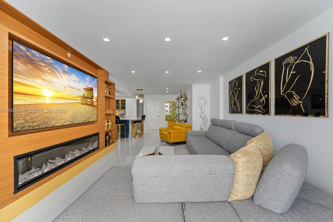 For Sale: $649,000 (1 beds, 1 baths, 745 Square Feet)
