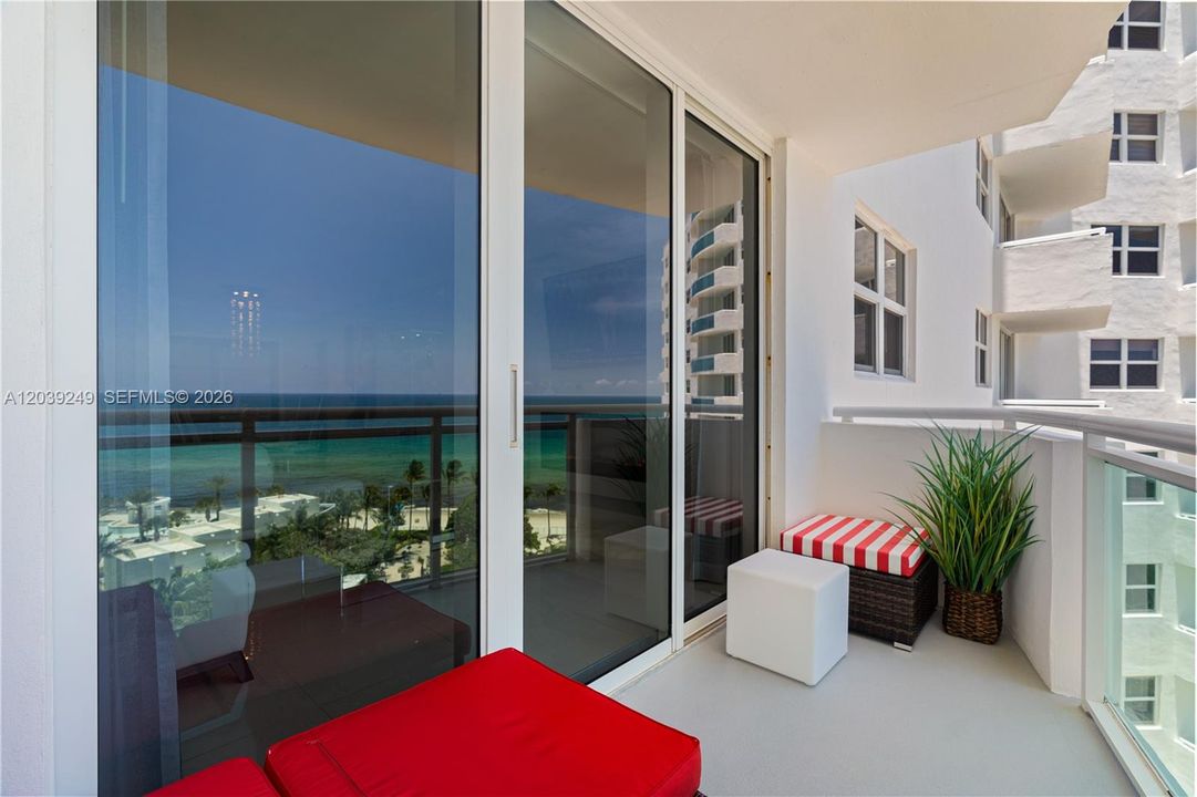 For Sale: $549,000 (1 beds, 1 baths, 883 Square Feet)