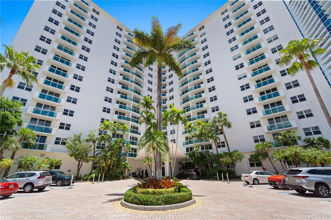 For Sale: $549,000 (1 beds, 1 baths, 883 Square Feet)