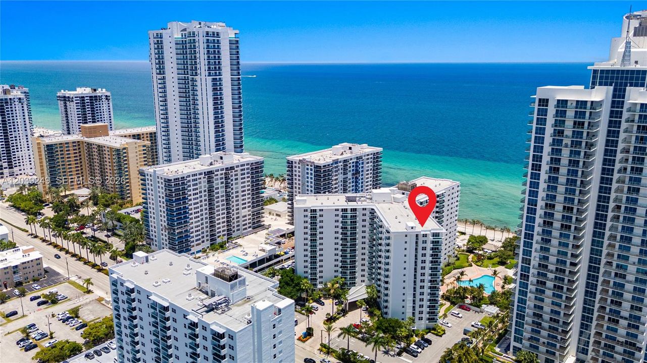 For Sale: $549,000 (1 beds, 1 baths, 883 Square Feet)