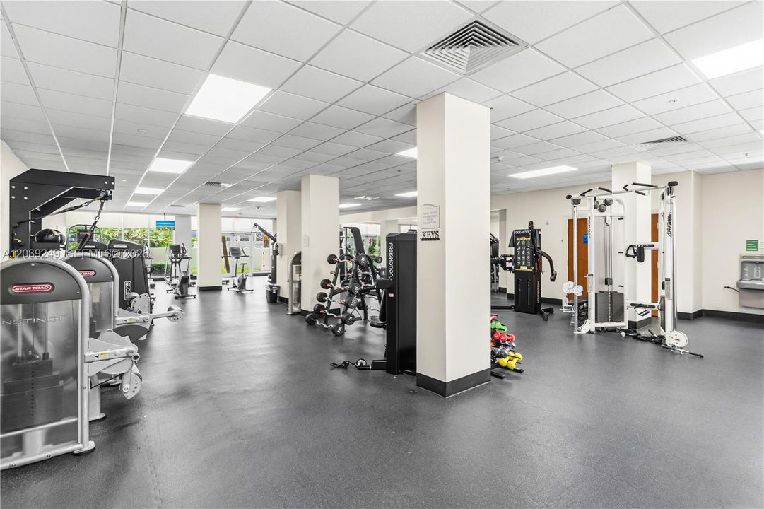 For Sale: $549,000 (1 beds, 1 baths, 883 Square Feet)