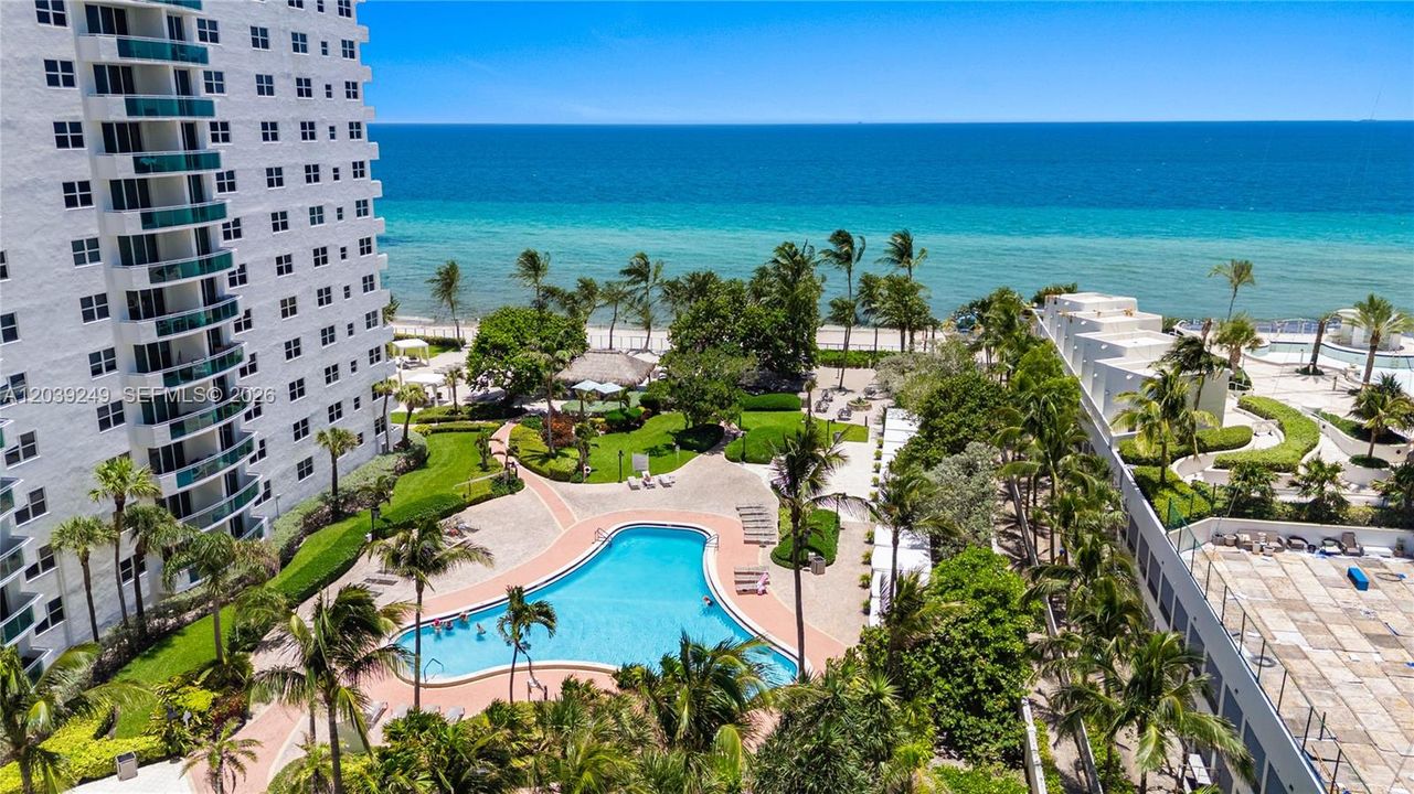 For Sale: $549,000 (1 beds, 1 baths, 883 Square Feet)
