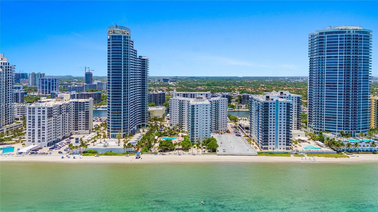 For Sale: $549,000 (1 beds, 1 baths, 883 Square Feet)