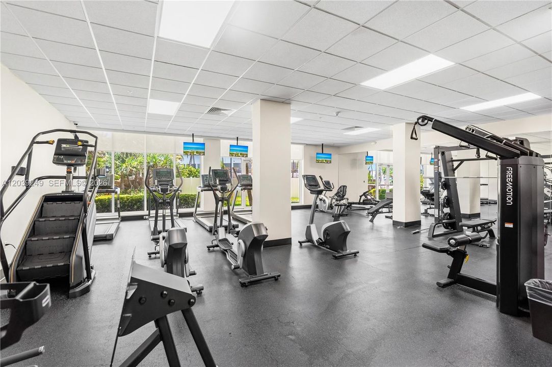 For Sale: $549,000 (1 beds, 1 baths, 883 Square Feet)