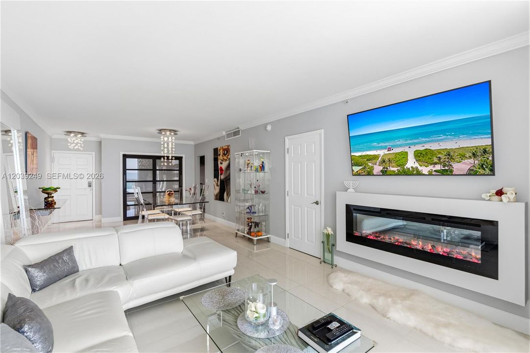 For Sale: $549,000 (1 beds, 1 baths, 883 Square Feet)