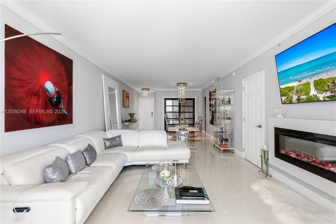 For Sale: $549,000 (1 beds, 1 baths, 883 Square Feet)