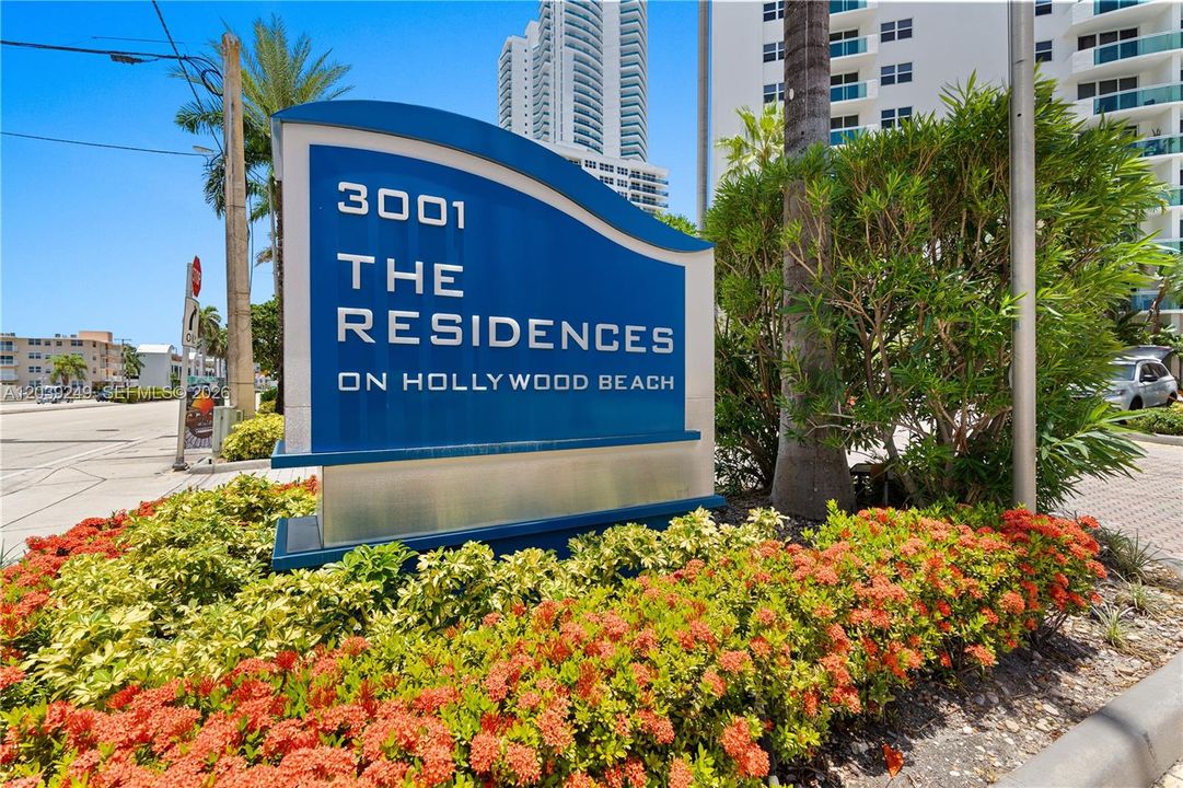 For Sale: $549,000 (1 beds, 1 baths, 883 Square Feet)