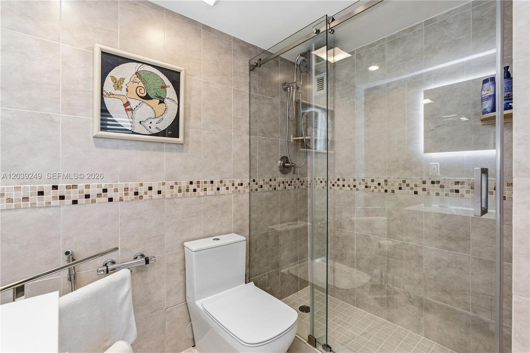 For Sale: $549,000 (1 beds, 1 baths, 883 Square Feet)