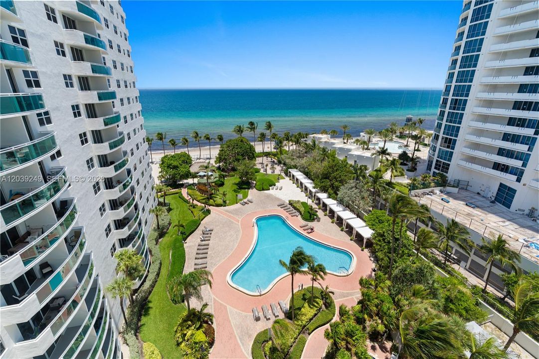 For Sale: $549,000 (1 beds, 1 baths, 883 Square Feet)