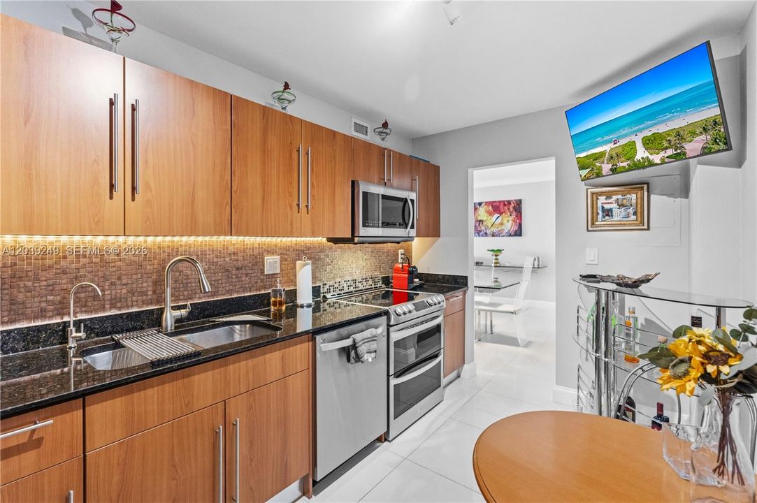 For Sale: $549,000 (1 beds, 1 baths, 883 Square Feet)