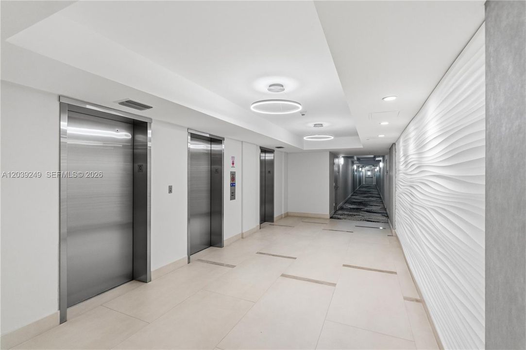 For Sale: $549,000 (1 beds, 1 baths, 883 Square Feet)