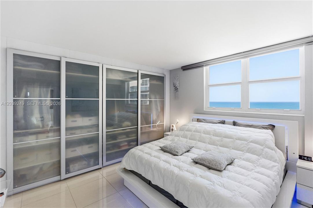 For Sale: $549,000 (1 beds, 1 baths, 883 Square Feet)