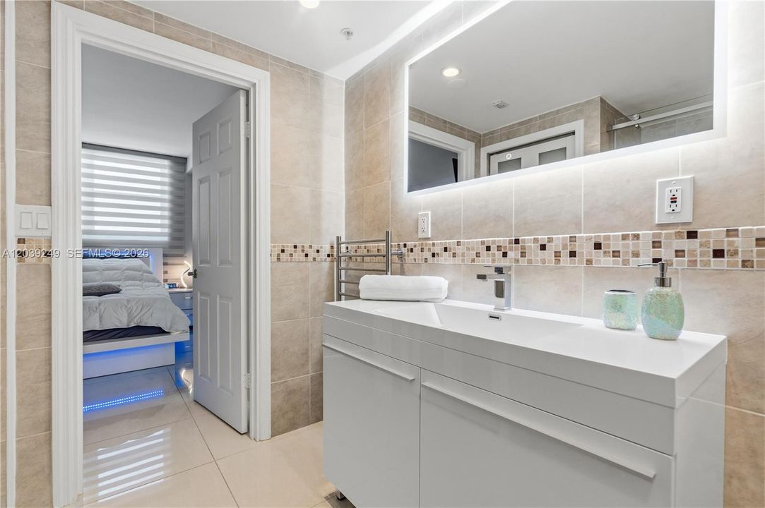 For Sale: $549,000 (1 beds, 1 baths, 883 Square Feet)