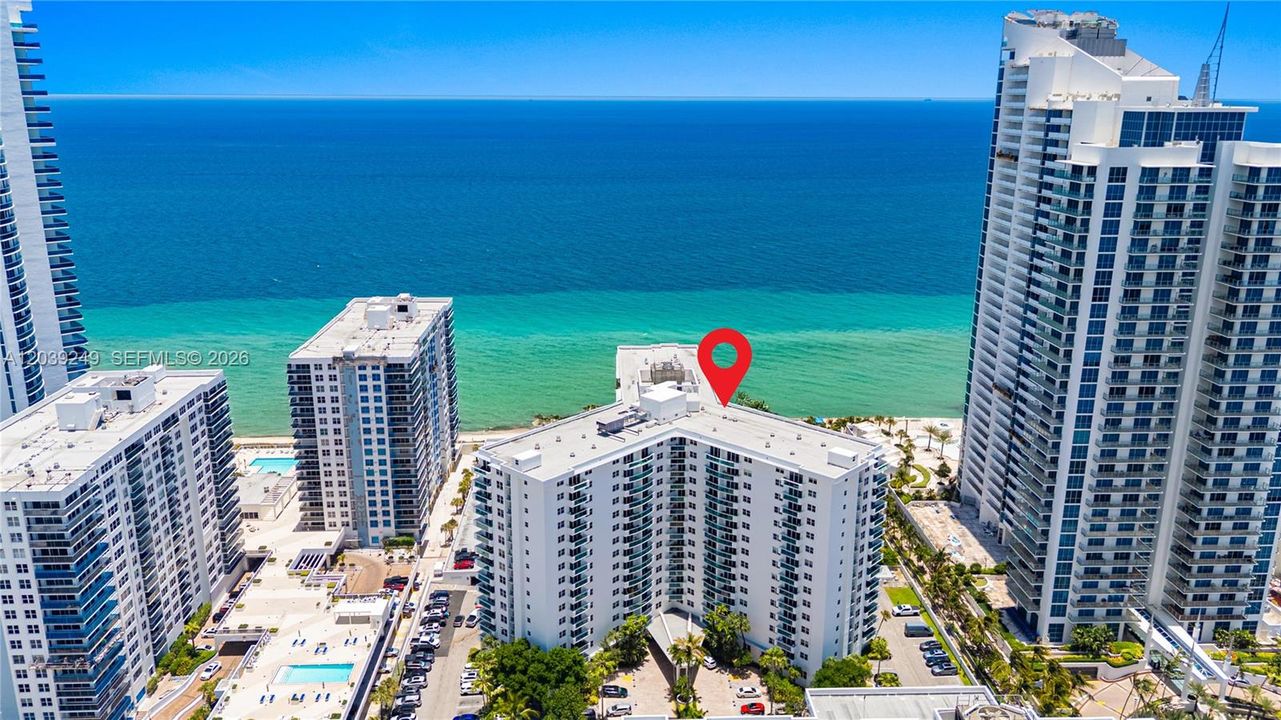 For Sale: $549,000 (1 beds, 1 baths, 883 Square Feet)