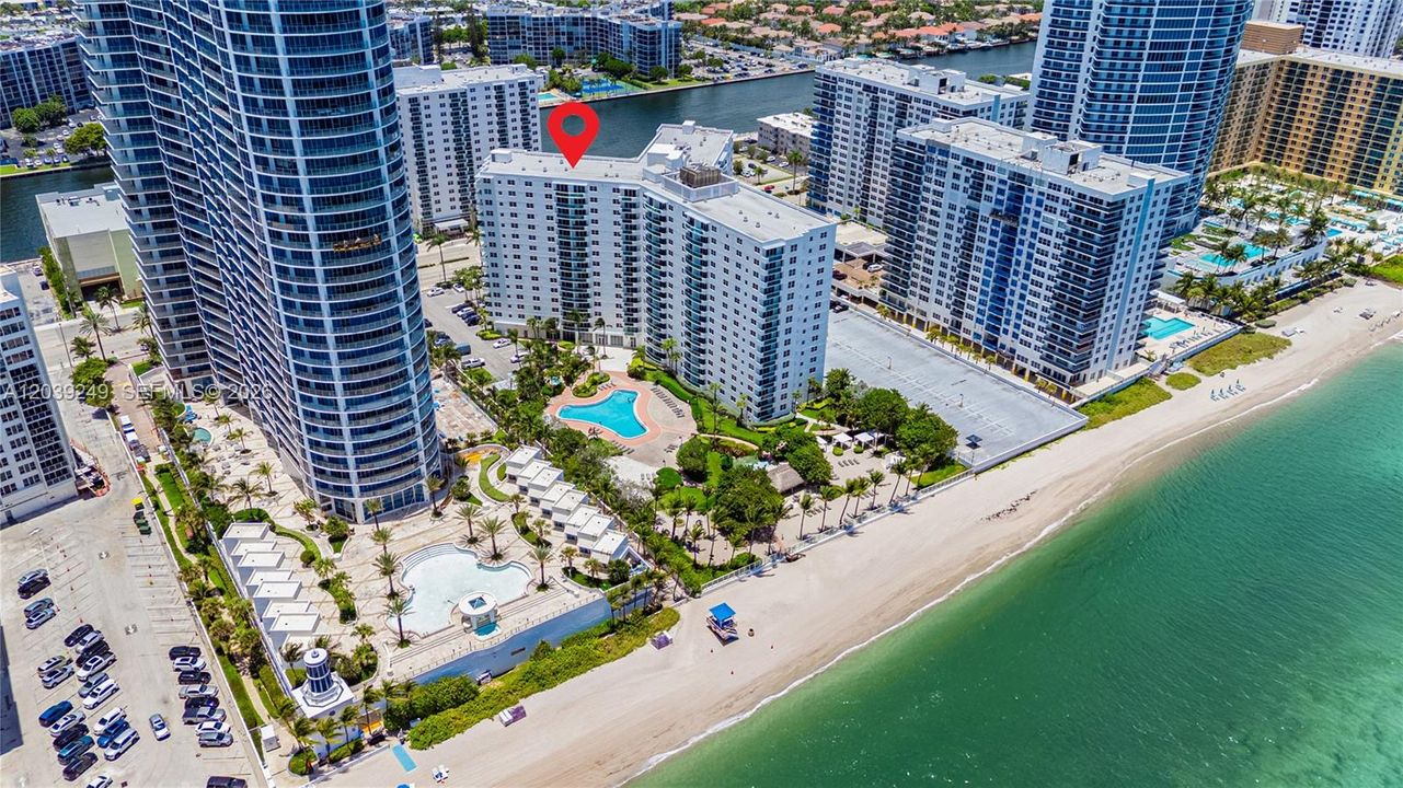 For Sale: $549,000 (1 beds, 1 baths, 883 Square Feet)