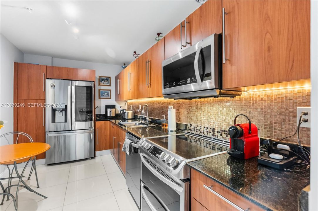 For Sale: $549,000 (1 beds, 1 baths, 883 Square Feet)
