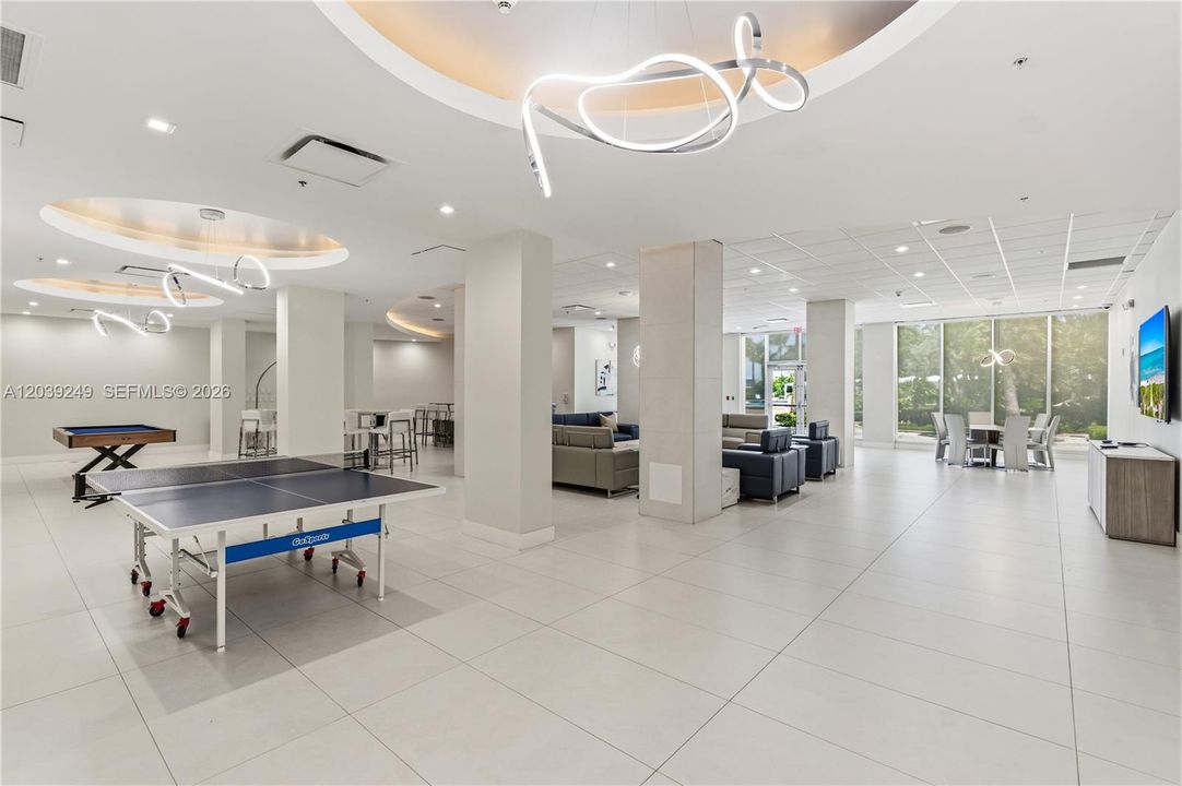 For Sale: $549,000 (1 beds, 1 baths, 883 Square Feet)