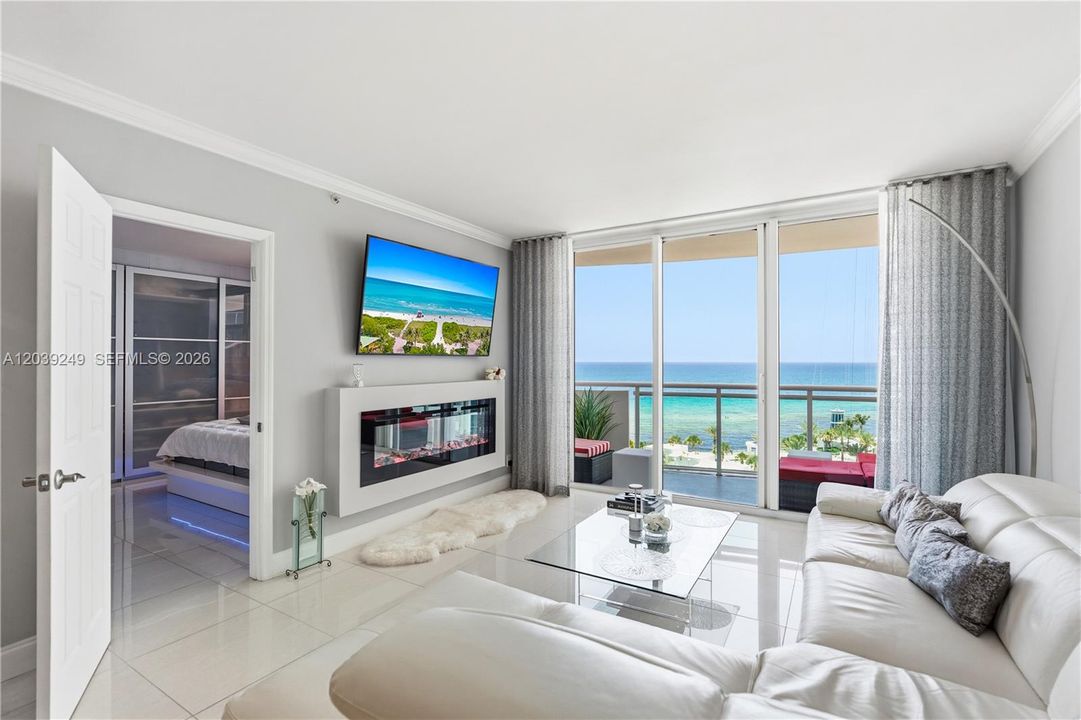 For Sale: $549,000 (1 beds, 1 baths, 883 Square Feet)