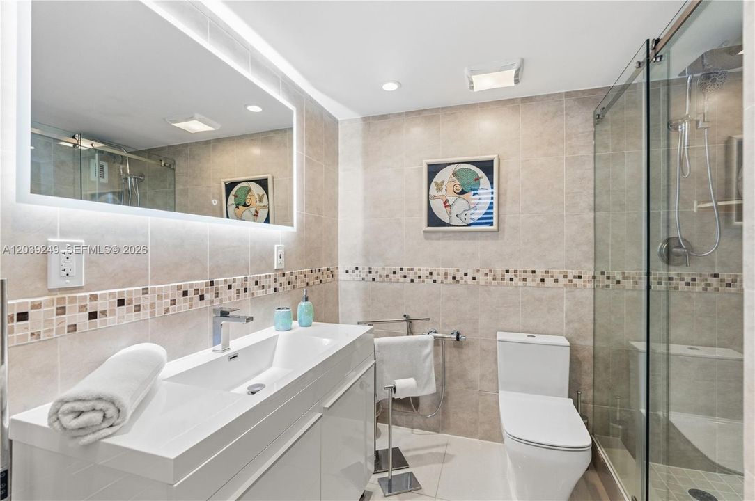 For Sale: $549,000 (1 beds, 1 baths, 883 Square Feet)