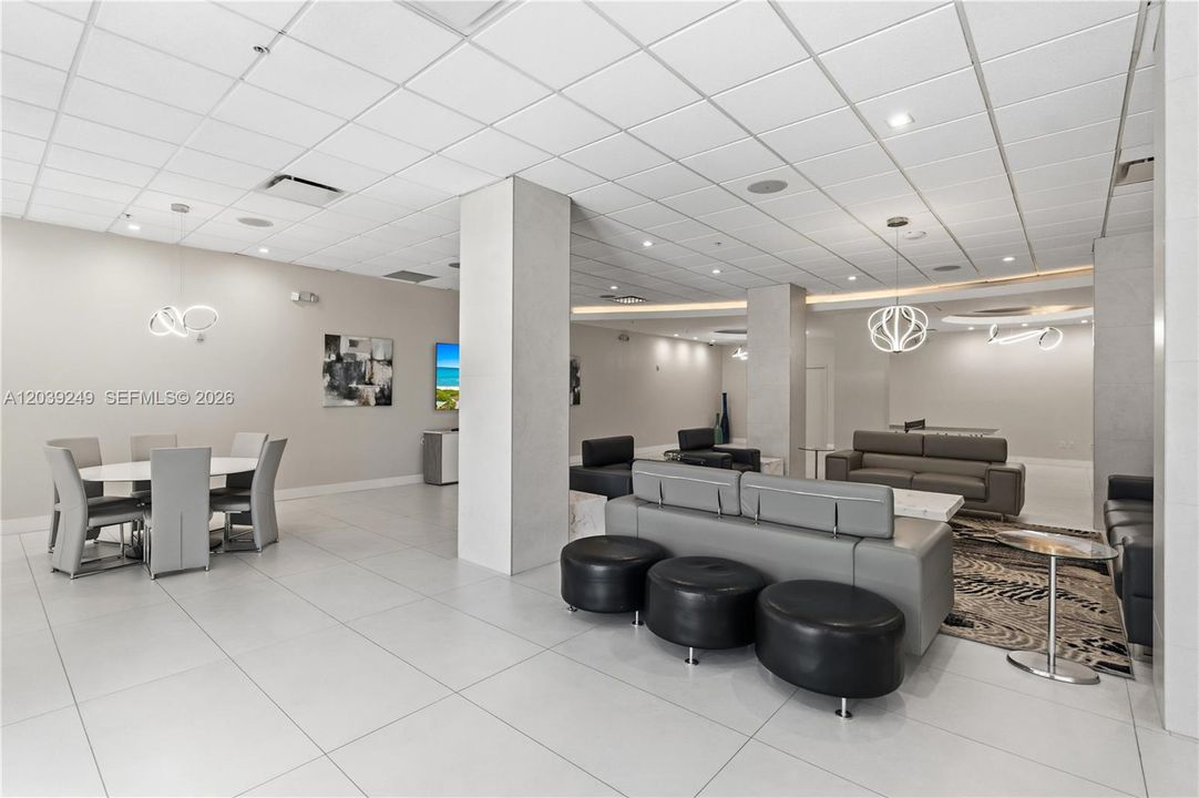 For Sale: $549,000 (1 beds, 1 baths, 883 Square Feet)