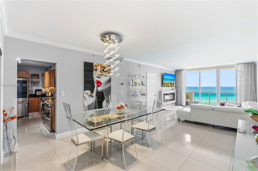 For Sale: $549,000 (1 beds, 1 baths, 883 Square Feet)