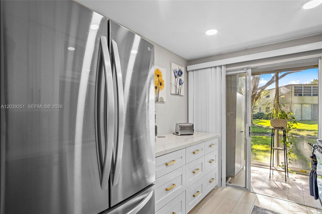 For Rent: $1,400 (1 beds, 1 baths, 610 Square Feet)