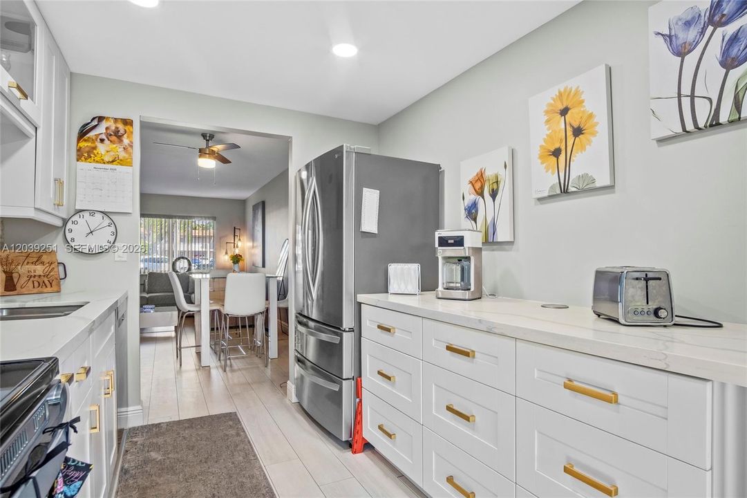 For Rent: $1,400 (1 beds, 1 baths, 610 Square Feet)