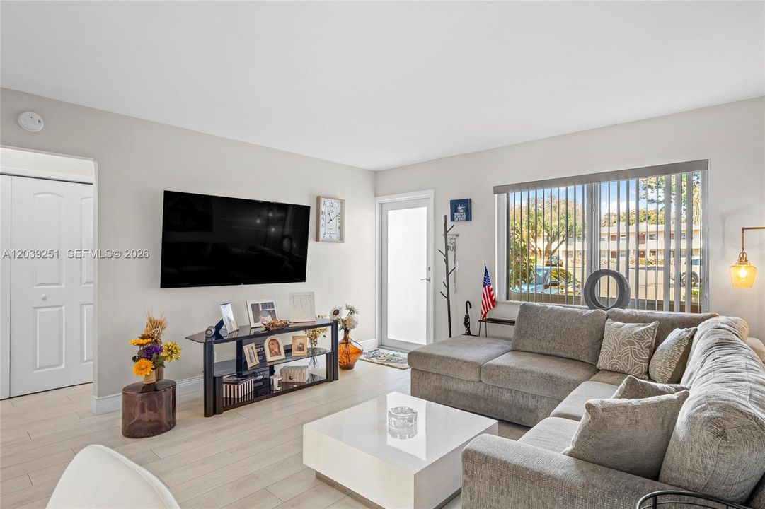 For Rent: $1,400 (1 beds, 1 baths, 610 Square Feet)