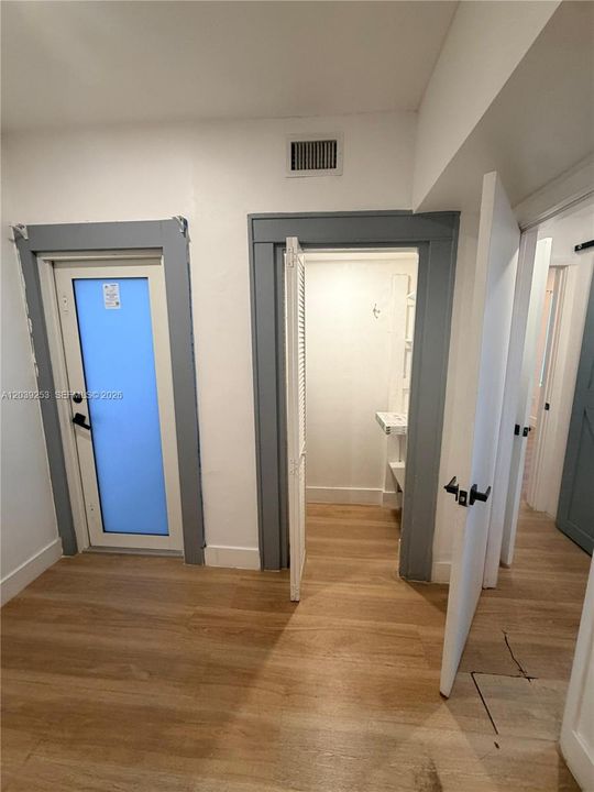 For Rent: $2,400 (2 beds, 1 baths, 6520 Square Feet)