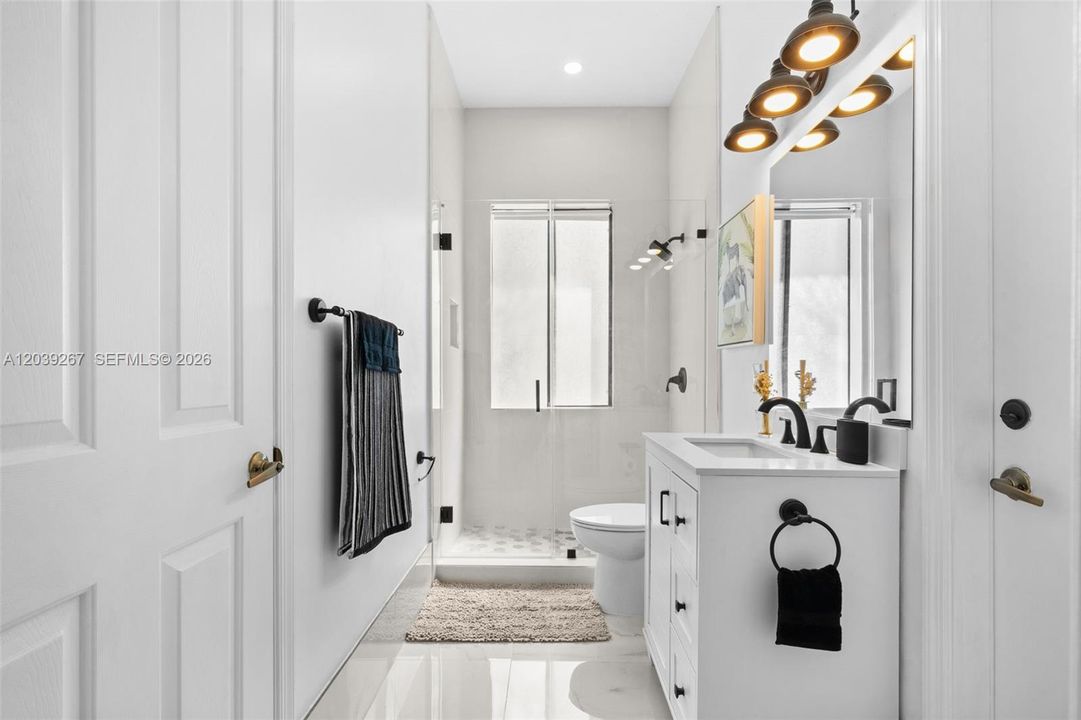 2nd Bathroom, Jack & Jill