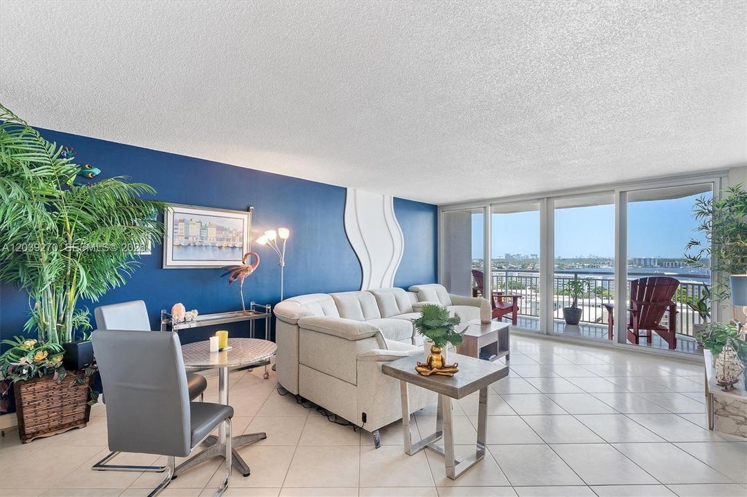 For Sale: $299,900 (2 beds, 2 baths, 1565 Square Feet)