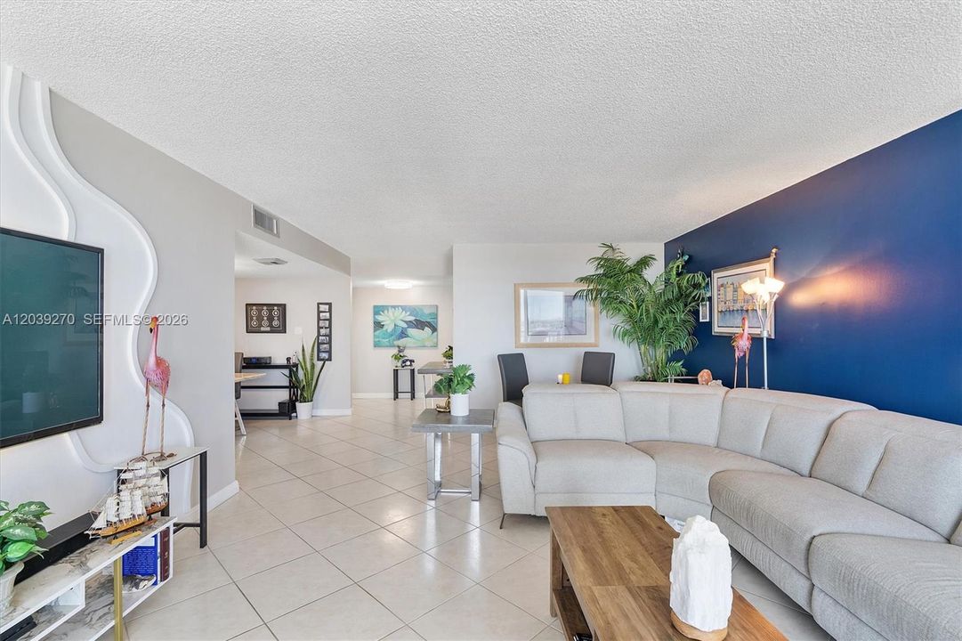 For Sale: $299,900 (2 beds, 2 baths, 1565 Square Feet)
