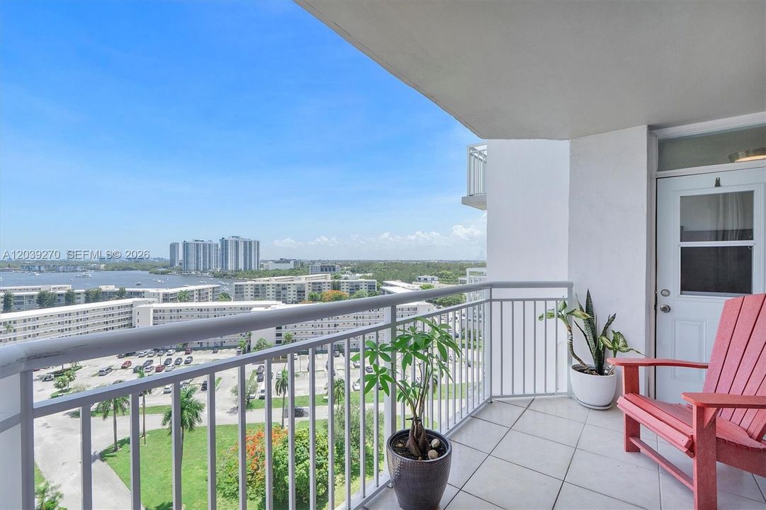 For Sale: $299,900 (2 beds, 2 baths, 1565 Square Feet)